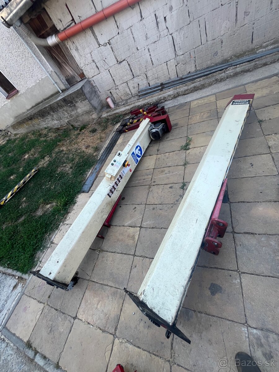 Predám dvojstĺpový zdvihák TOPSTROJ - 4