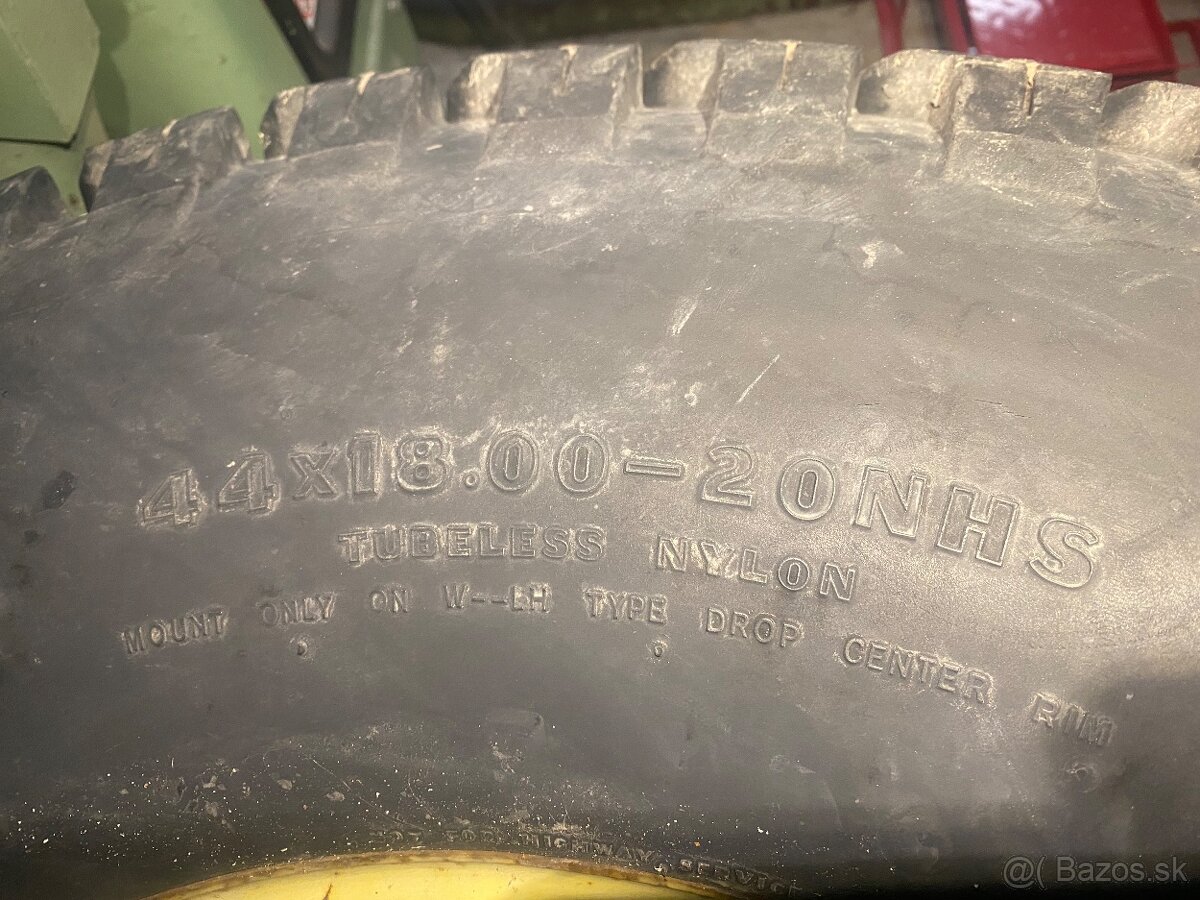 Predám GOLFové pneumatiky s diskami pre traktor John Deere - 4