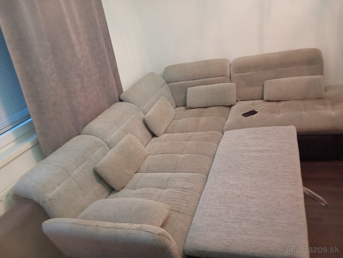 NOVA CENA: Veľká rozkladacia rohová sedačka s taburetkou - 4