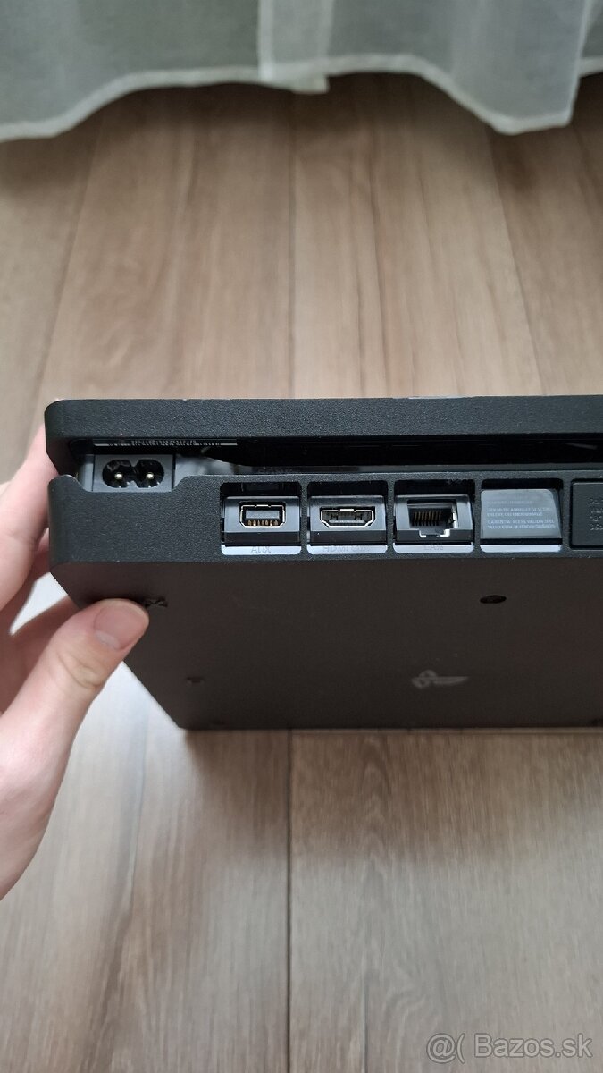 PlayStation 4 Slim 1TB + ovládač + 4 hry - 4