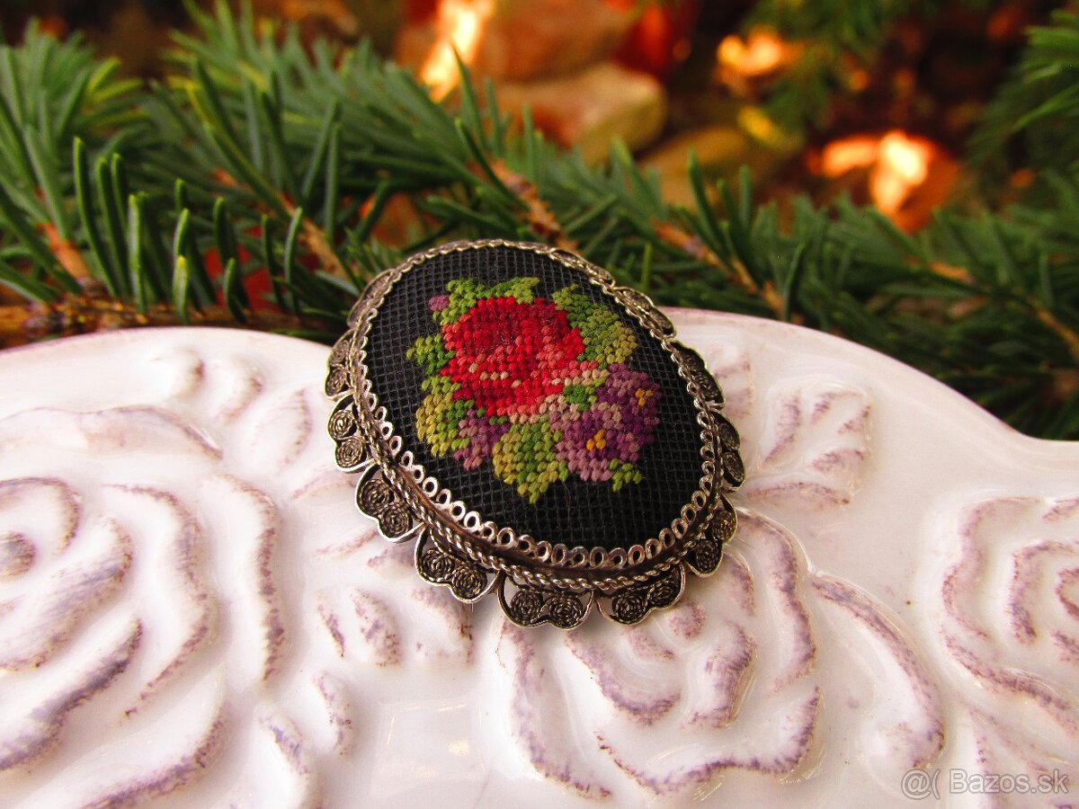 Strieborná filigránová brošňa s výšivkou, Ag 800 - 4