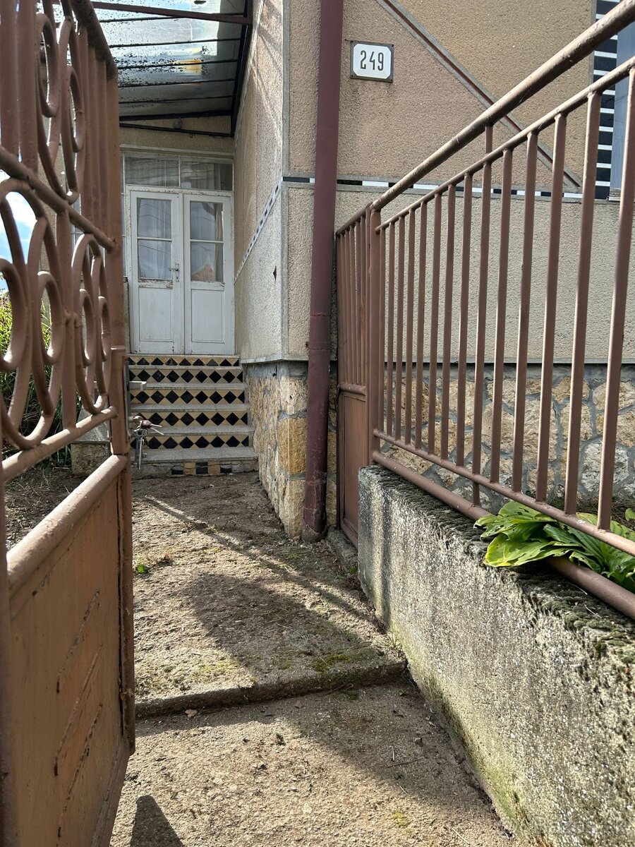 NA PREDAJ: Slnečný rodinný dom s veľkou záhradou v pokojnej - 4