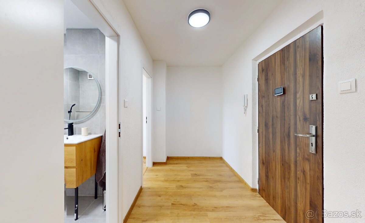 Moderný komplet zrekonštruovaný 3 izbový byt s balkónom - 4