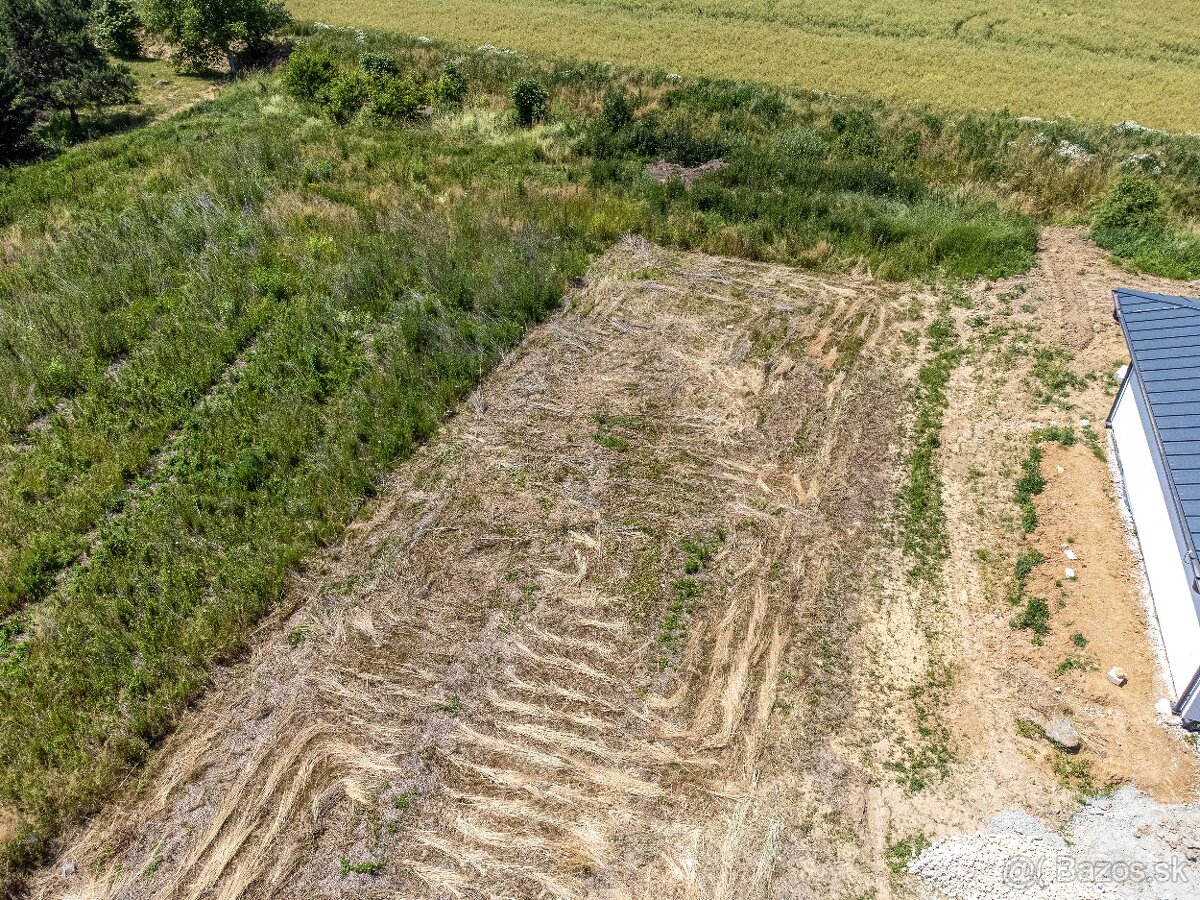 Rovinatý pozemok v dedinke Cestice - 4