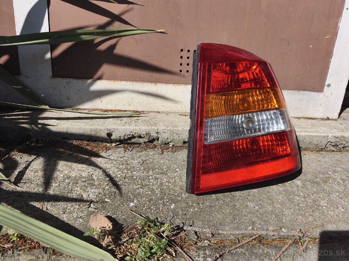 Predám zadné svetlá Opel Astra g hatchback - 4