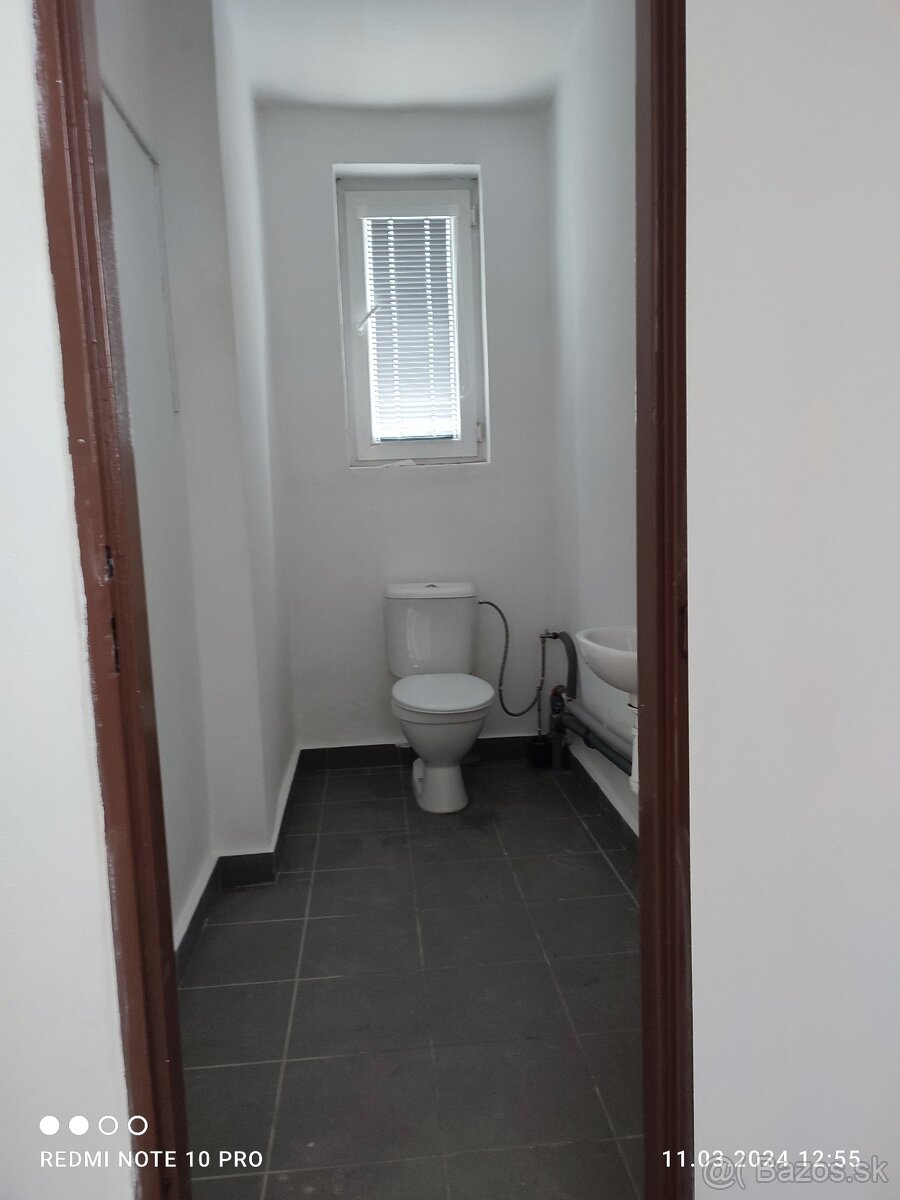 Samostatný dvor (spevnená plochy) s administratívnou budovou - 4