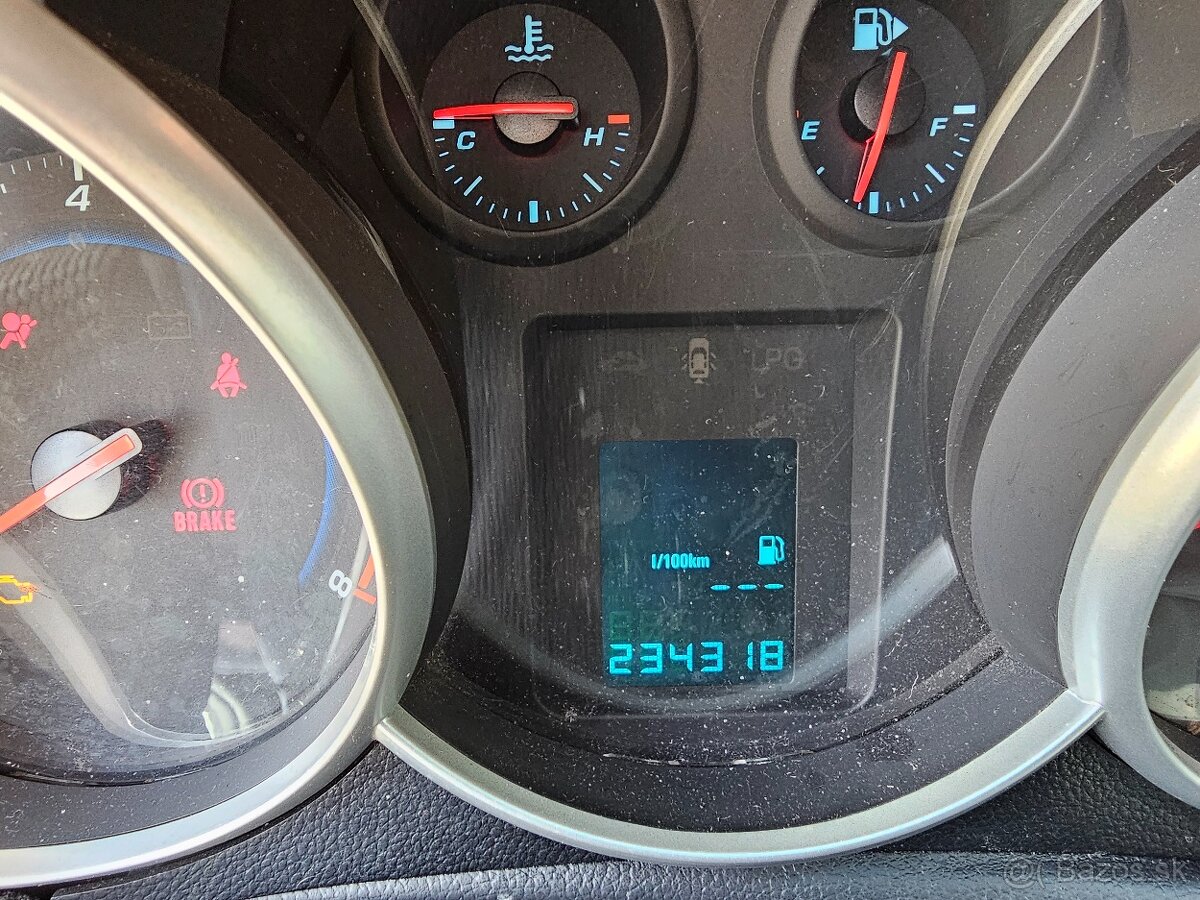 Predám alebo rozpredám Chevrolet cruze 1,8 bez motora. - 4