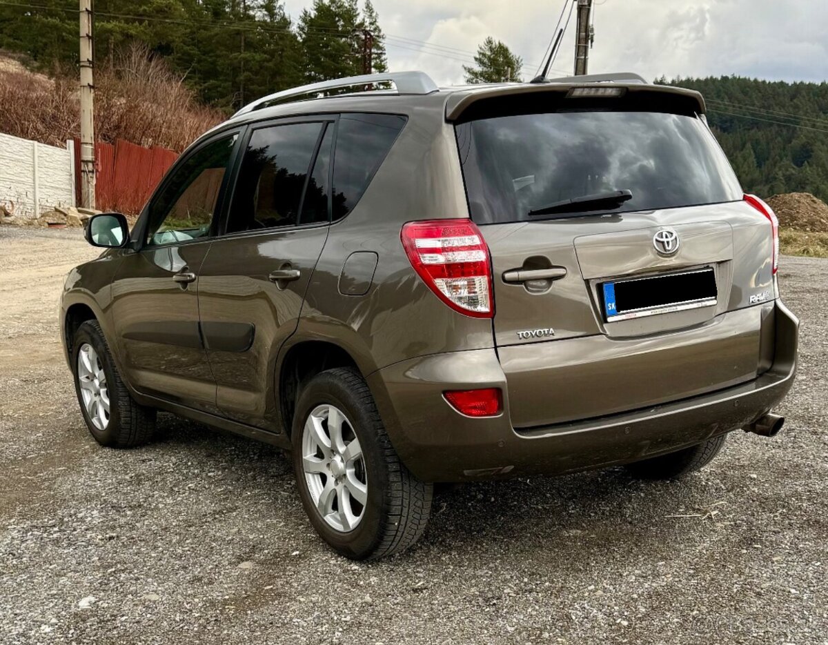 Rav4 Toyota benzín,automat,4x4,Isofix - 4