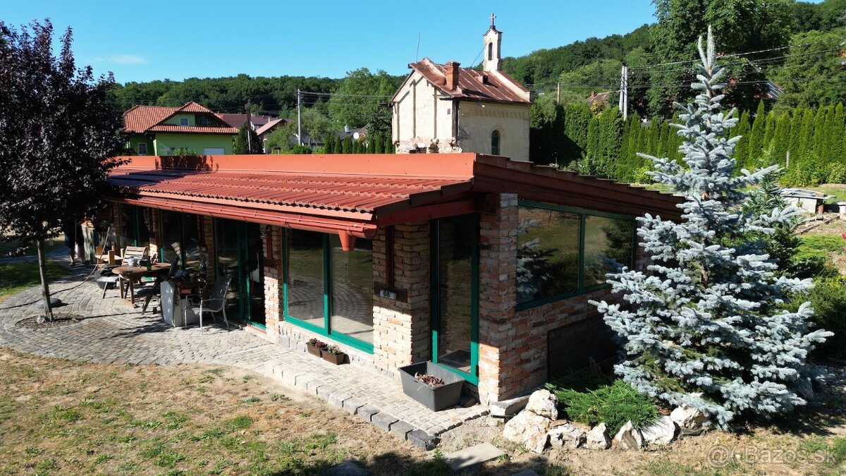 Veľký stavebný pozemok s domom, záhradným domom a kaplnkou - 4