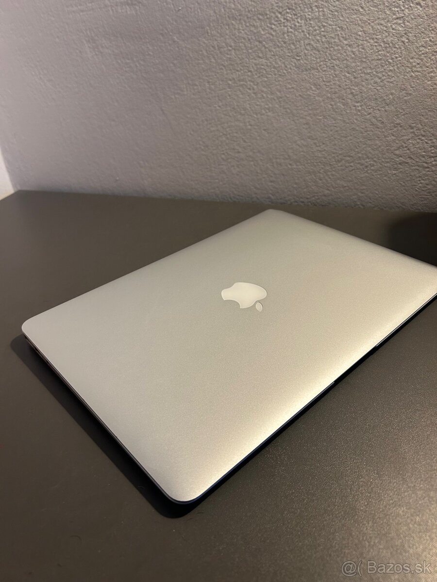 Apple MacBook Air 13” (Early 2015) - 4
