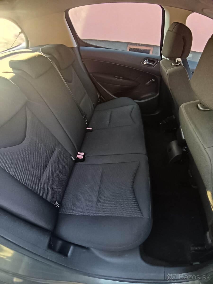 Peugeot 308 1.4 benzín - 4