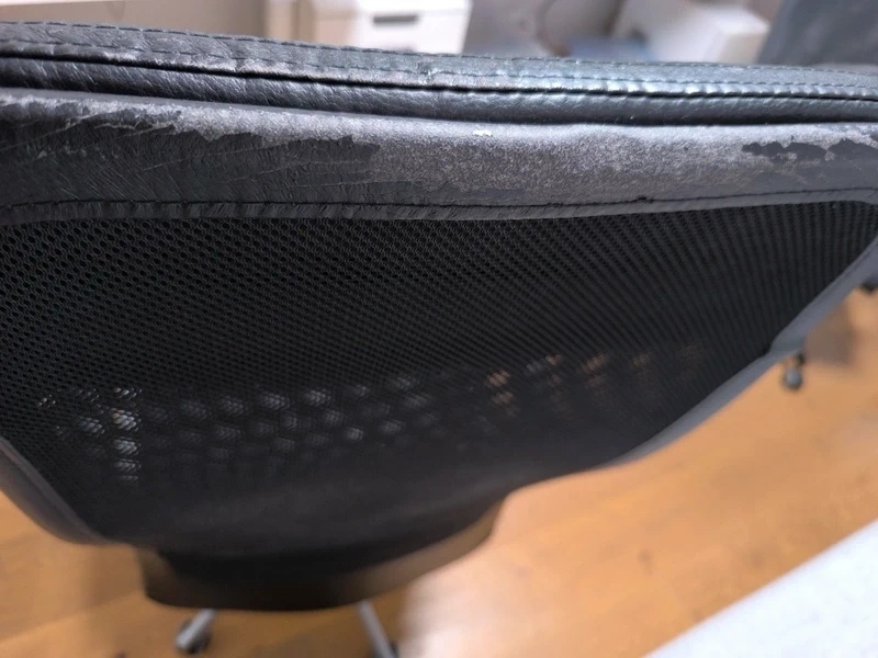 otocna kozena stolicka Ikea Markus - 4