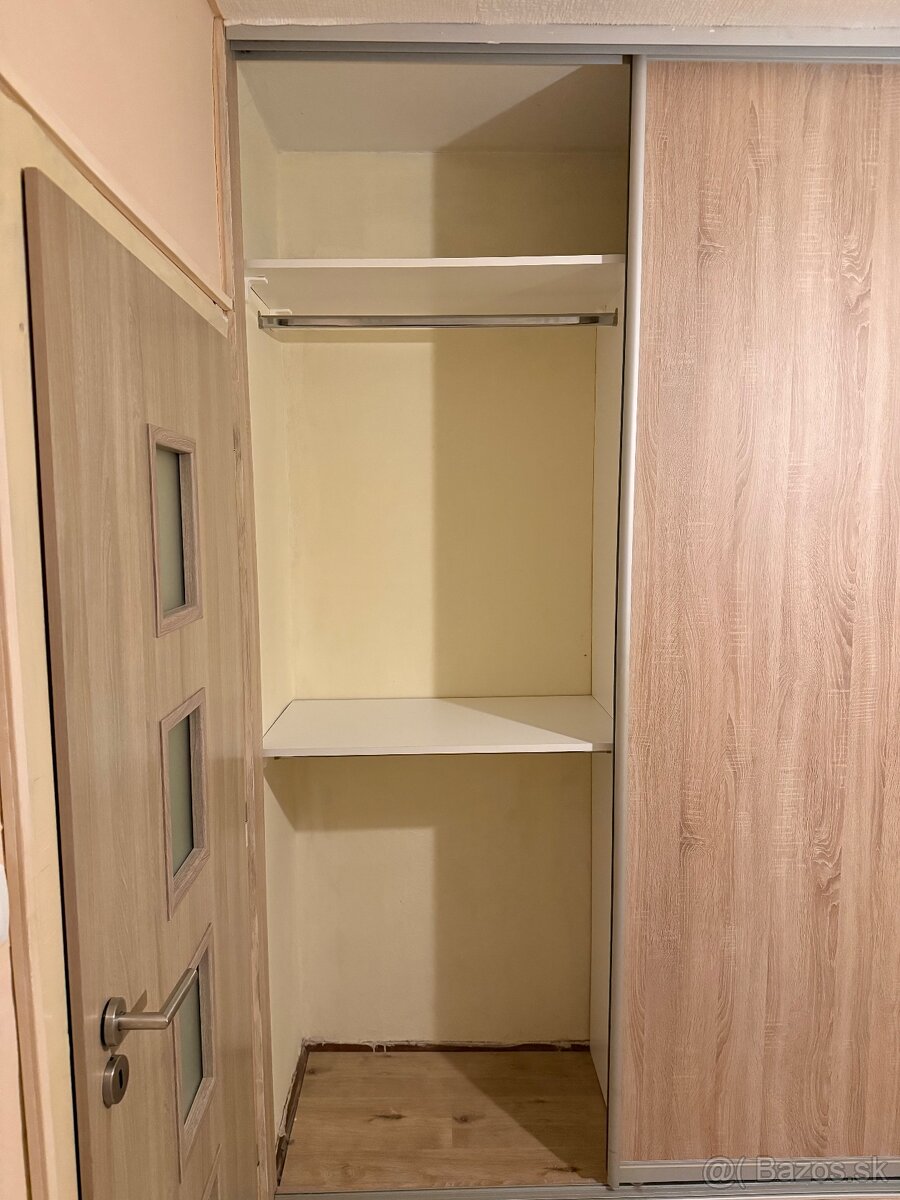 Predám vstavanú skriňu s posuvnými dverami – 285 × 62 × 260 - 4