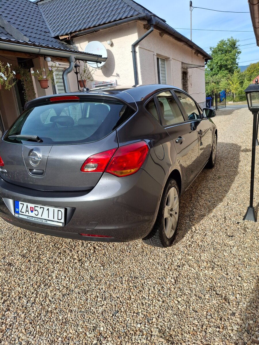 Predám opel astra j - 4
