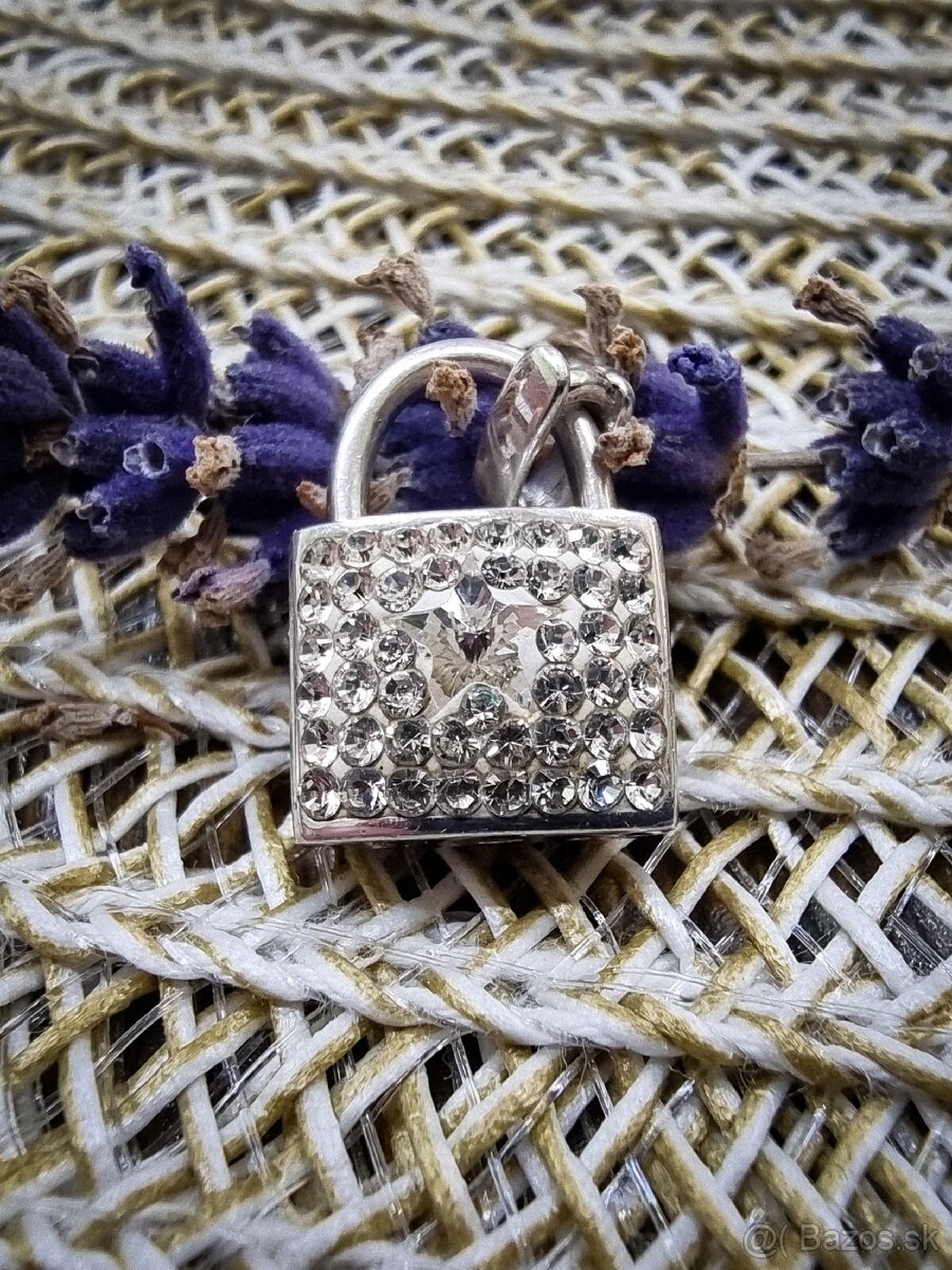 Strieborný prívesok v tvare zámku s kryštálmi. - 4