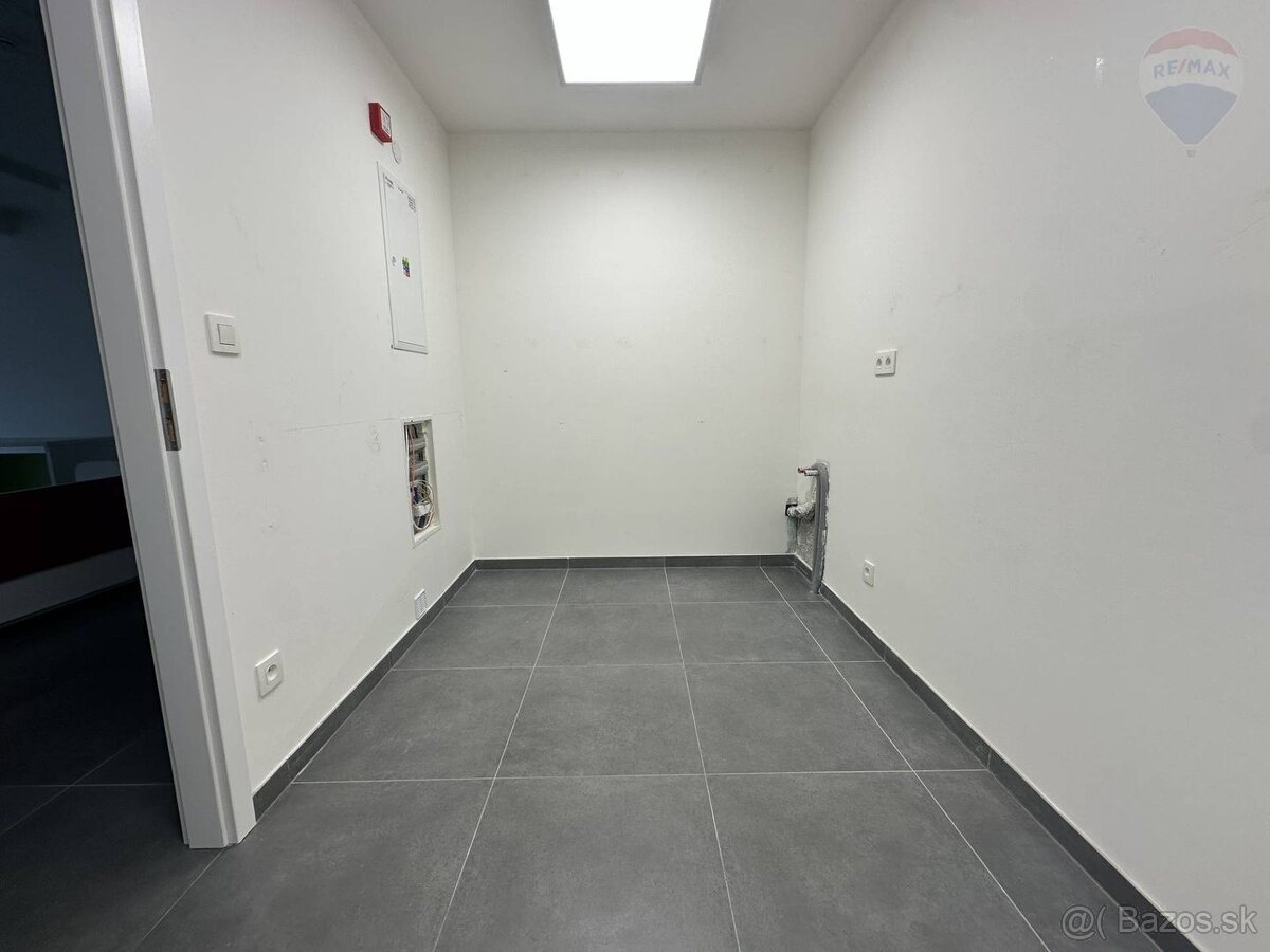 NA PRENÁJOM NEBYTOVÝ PRIESTOR V CENTRE NITRY, ORBIS - 4