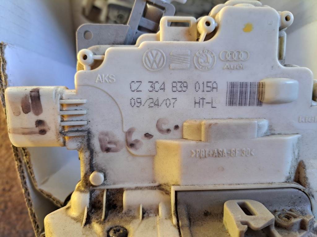 ZÁMKY DVERÍ - VW PASSAT B6 3C - 4