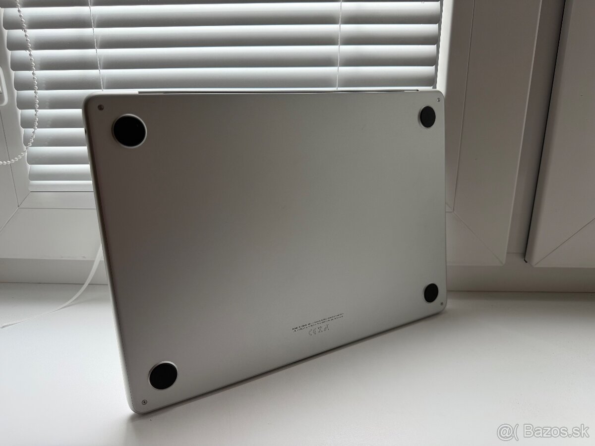 MacBook Air 13" M3 8/256GB - 4