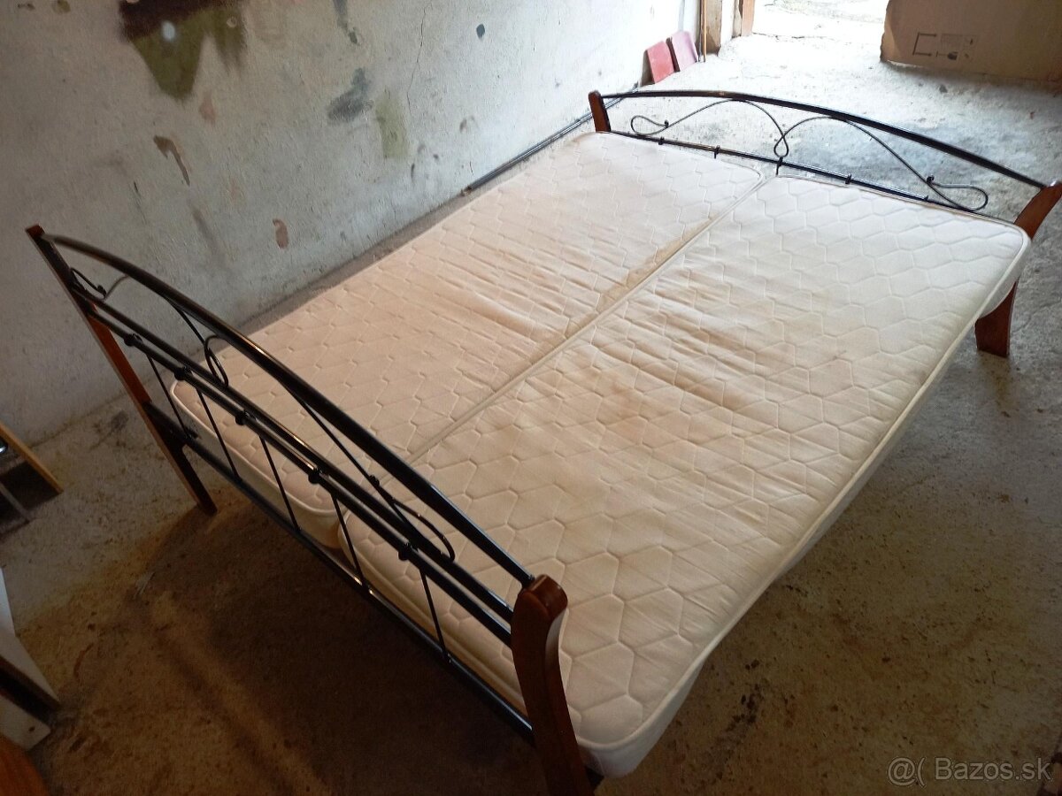 Čierna kovová posteľ s matracmi - 4