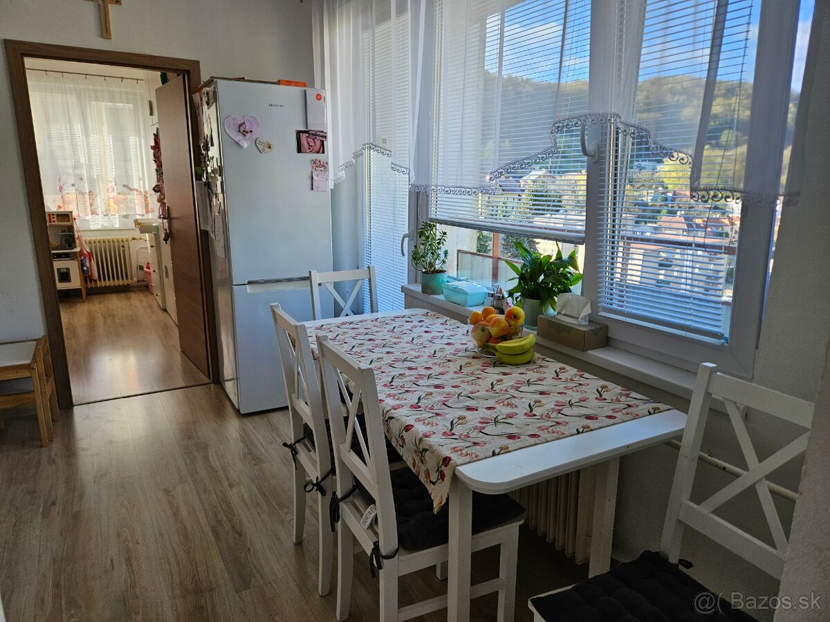 Predám slnečný priestranný 3-izbový byt v Novej Bani (74 m²) - 4