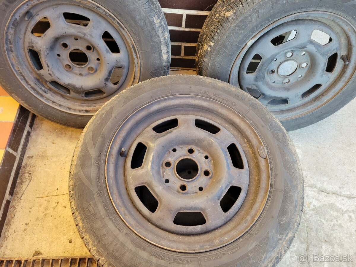 Predám letné pneumatiky na plechových diskoch R14 - 4