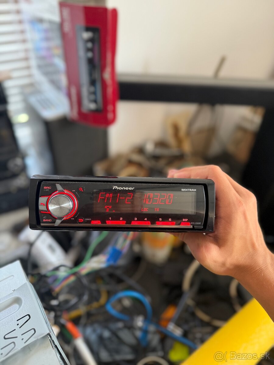 Pioneer MVH-X560BT - 4