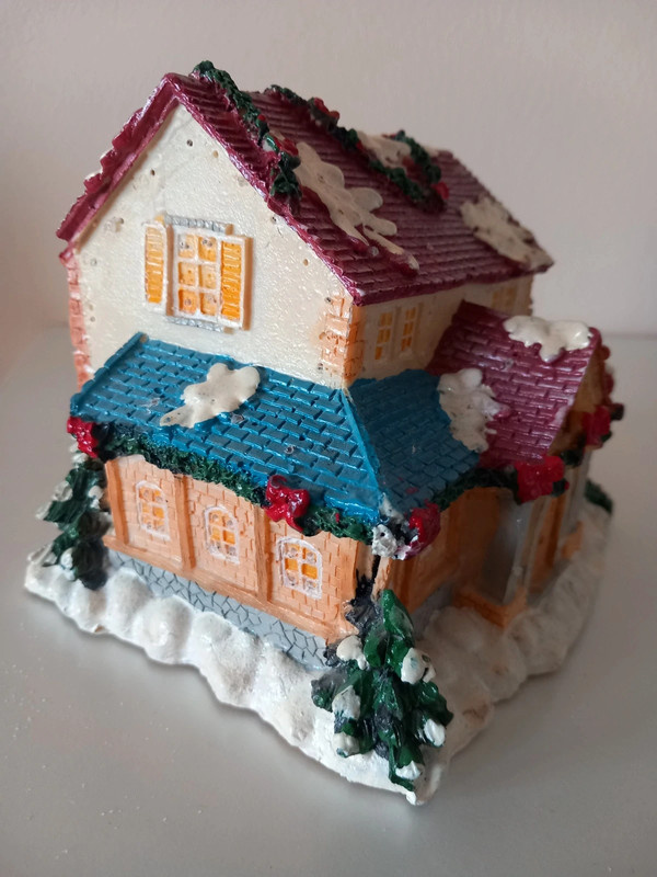 Starý svietiaci led domček po rodičoch 16x13x12 cm - 4