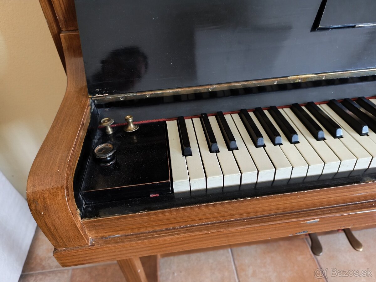 Predám starožitný klavír – krásny kus histórie s dušou - 4
