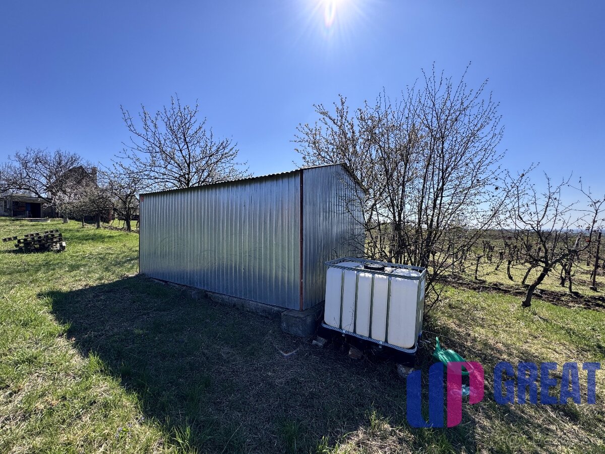 Pozemok s nádherným výhľadom na Skalicu–vinohrad so sklepom - 4