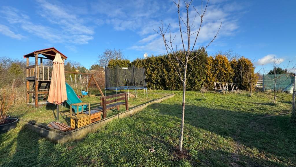 NA PREDAJ 870m2 pozemok Nitra - Čermáň - 4