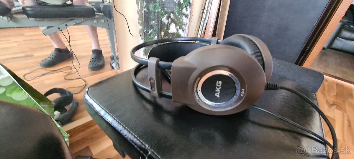 AKG - 4