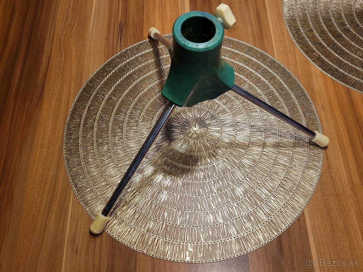 Predám 2 rôzne pevné, kovové stojany na vianočný stromček - 4