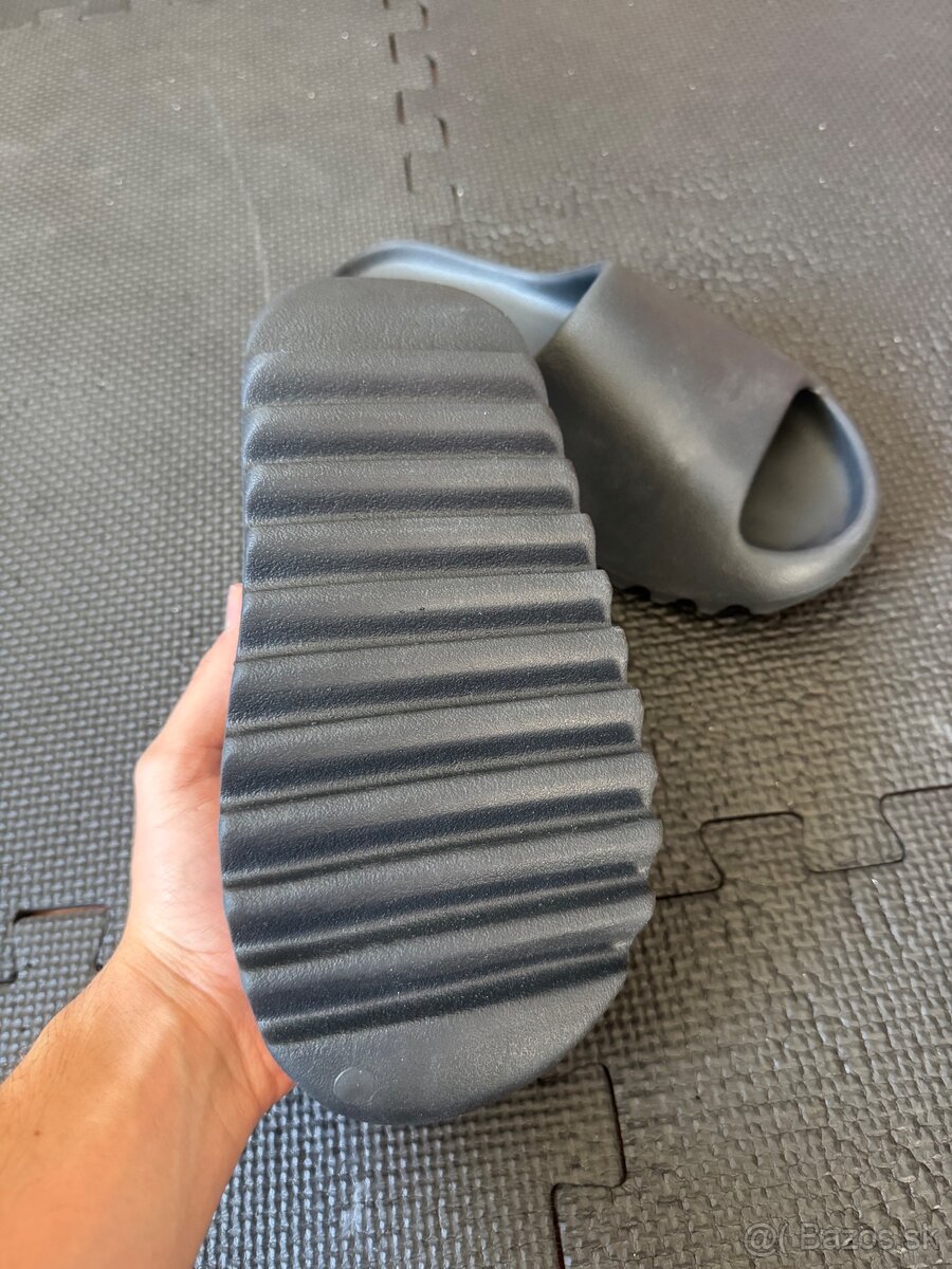 Adidas Yeezy Slide Cierna - 4