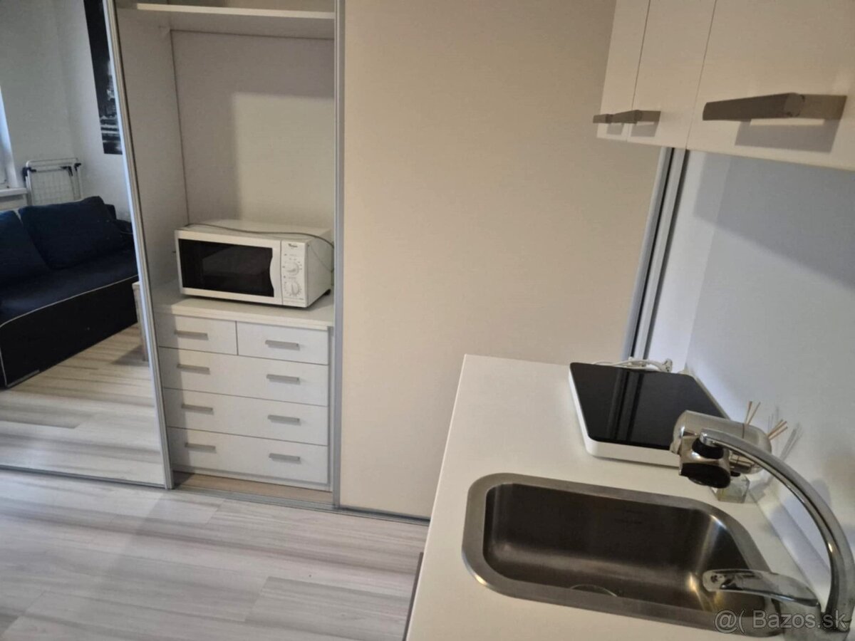 PREDAJ - Kompletne prerobená garsónka na VII. sídlisku v KN - 4