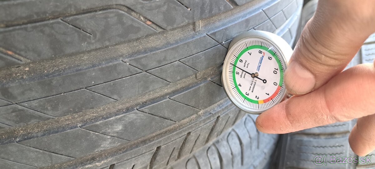 225/45R17 - 4