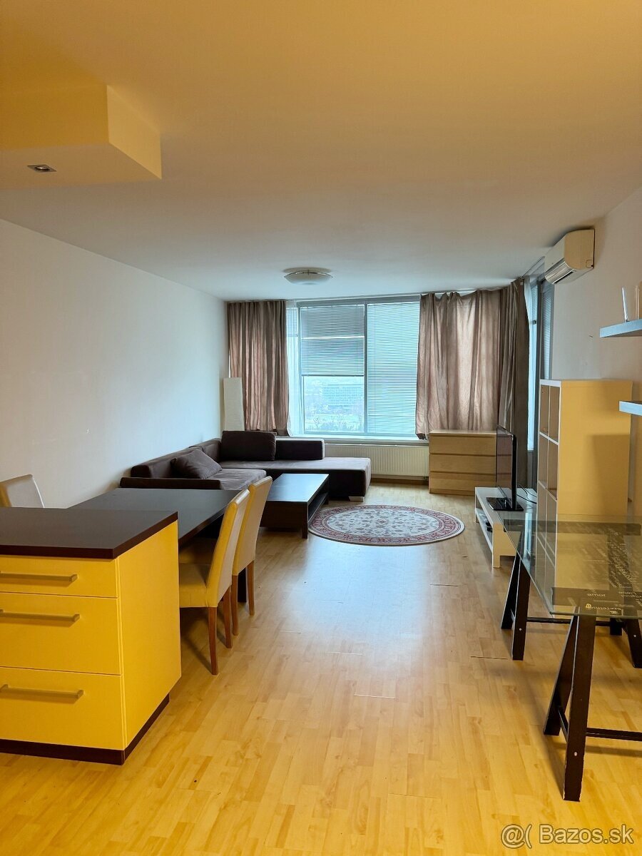 PRENÁJOM – priestranný 2iz byt Tri Veže - 4