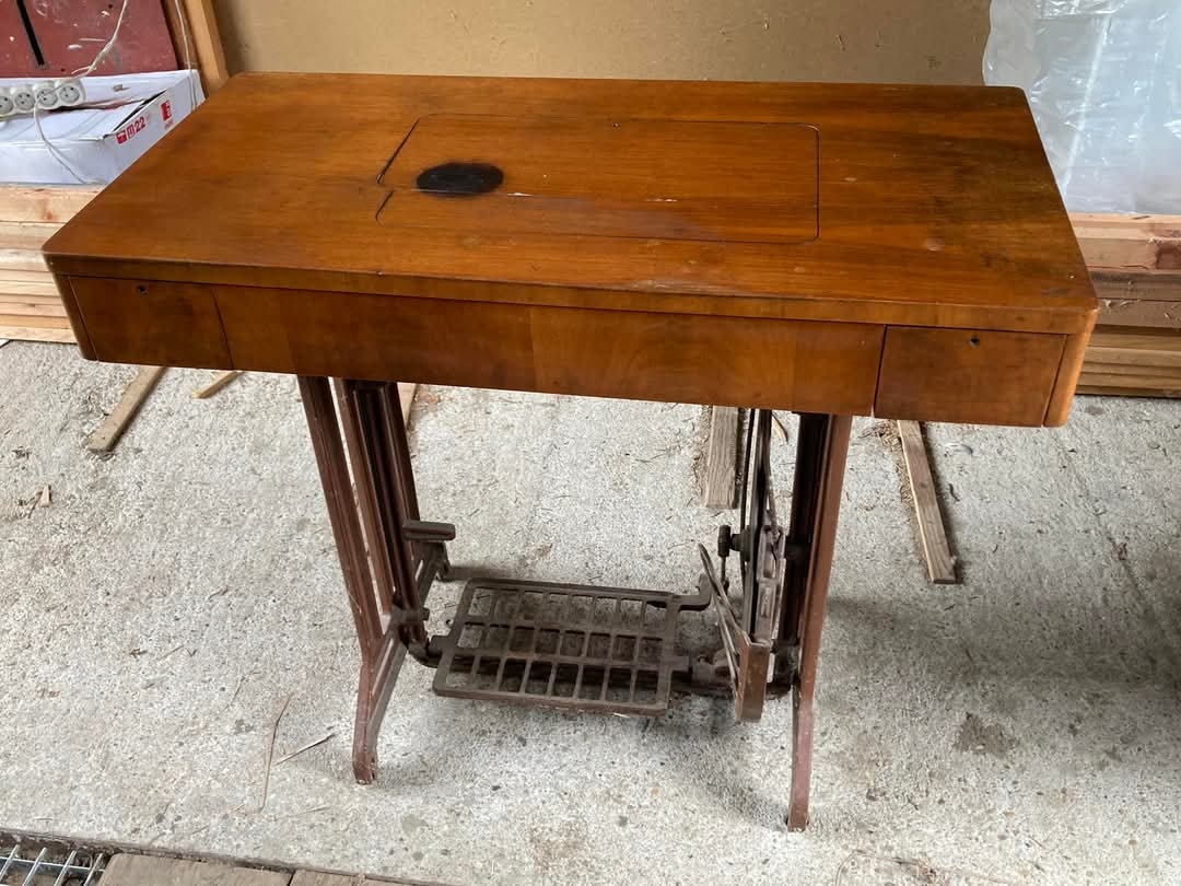 Funkčný zachovalý starožitný šijací stroj Minerva - 4