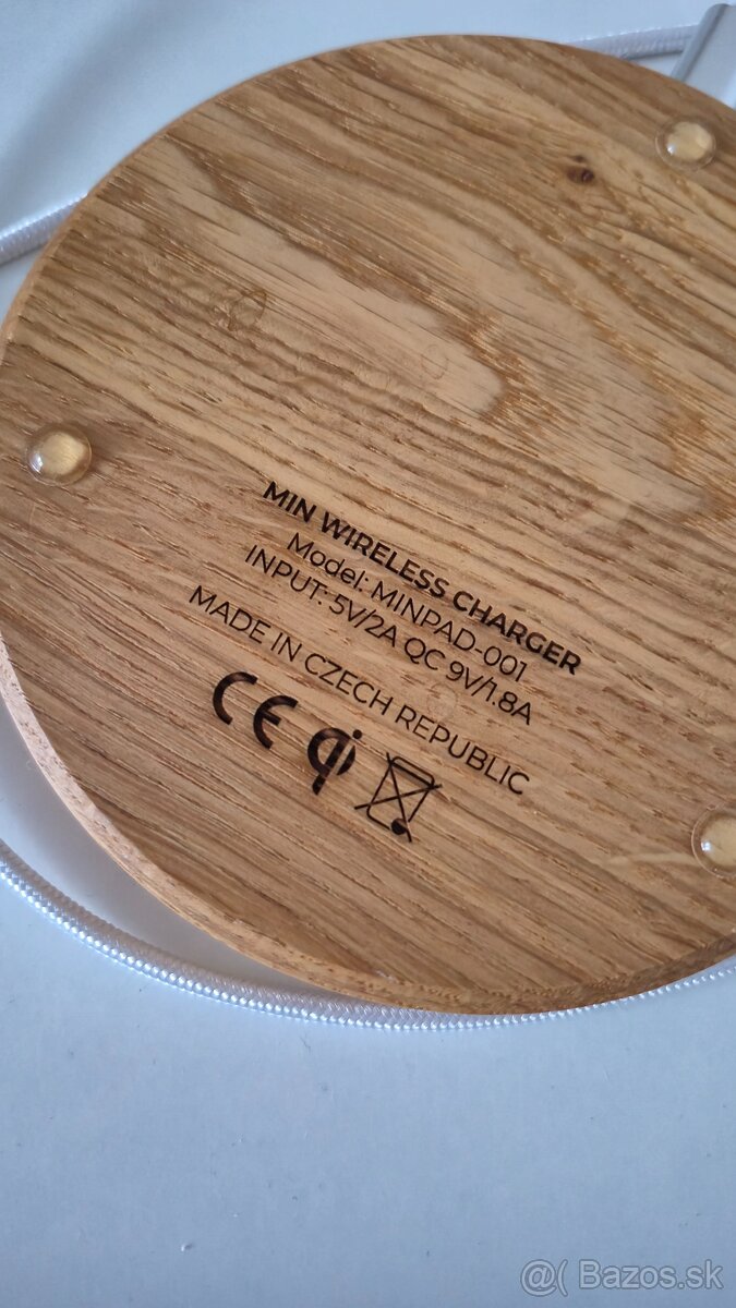 Bezdrôtová drevená nabíjačka MIN PAD - 4