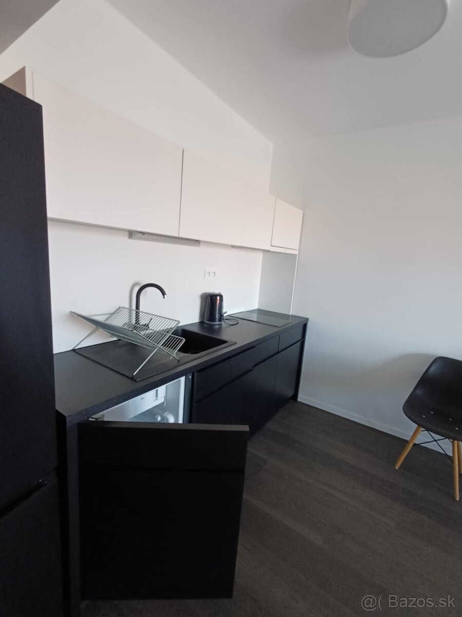 Ponúka na predaj 2 izb. apartmán, ul. Zilinska, Bratislava I - 4