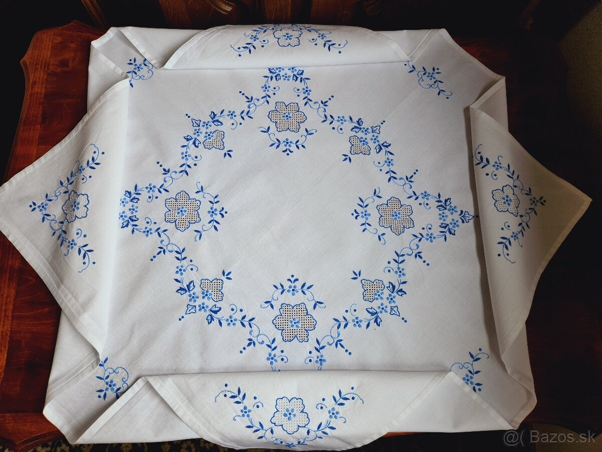 Krásny biely obrus zdobený bohatou modrou výšivkou kvietkov - 4