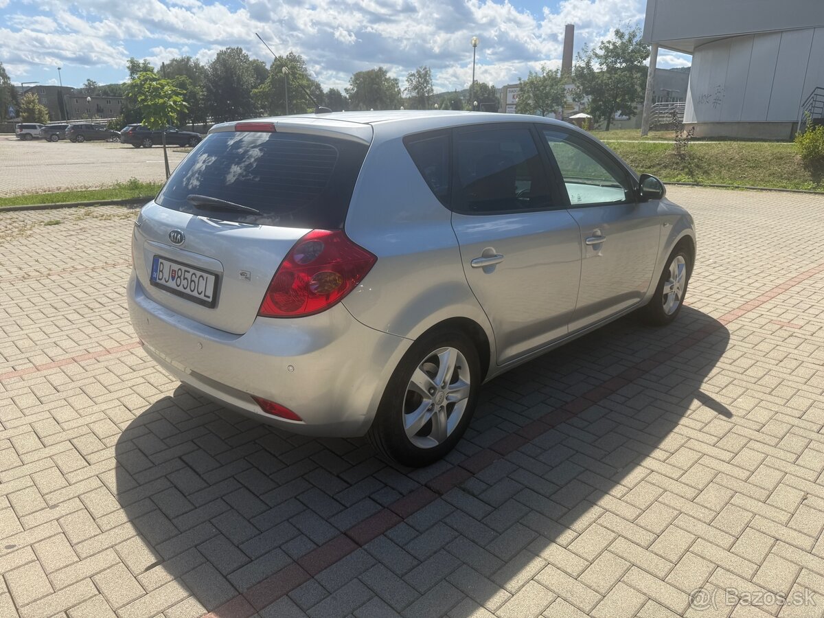 Predám KIA Ceed 1,4 benzín 77kW 2007 - 4