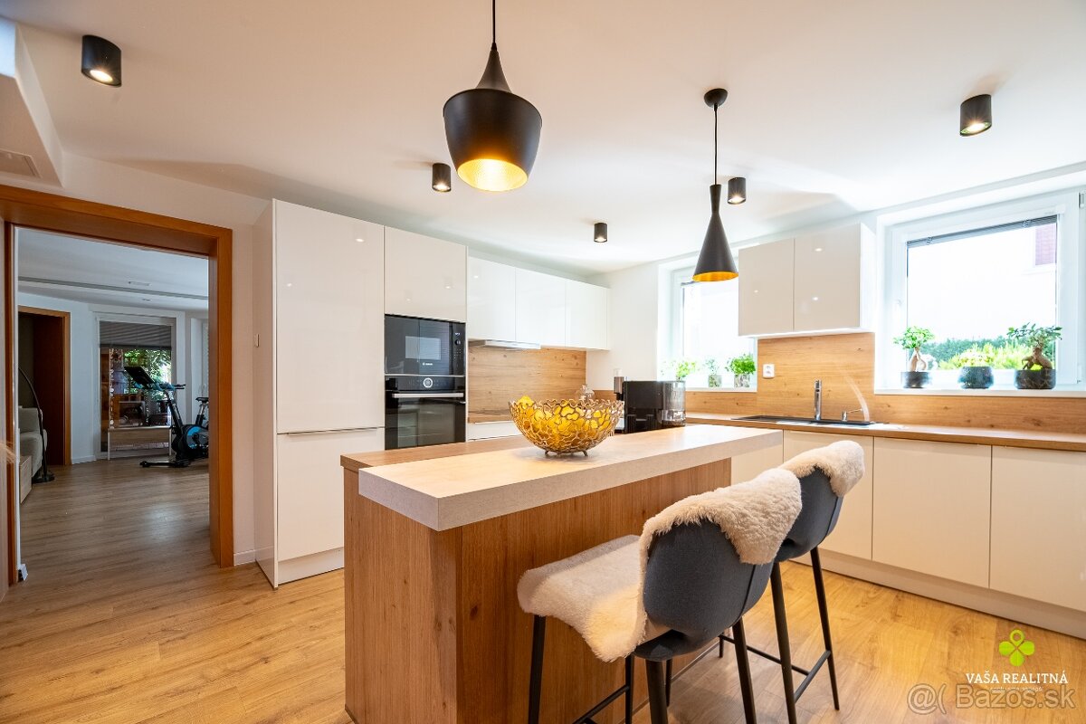 Štýlový a priestranný rodinný dom v slepej ulici s bazénom - 4