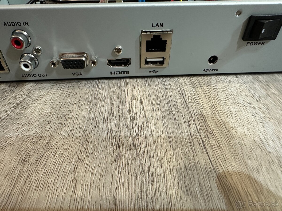 NVR Hikvison pre 4kamery POE - 4