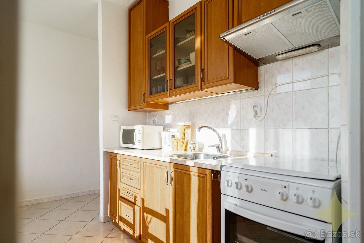 REZERVOVANÉ - Na predaj: zariadený 1-izbový byt, 40 m² – Fon - 4