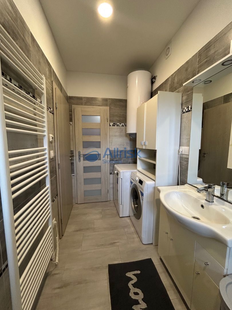 Nádherný kompletne zrekonštruovaný rodinný dom s garážou, ba - 4