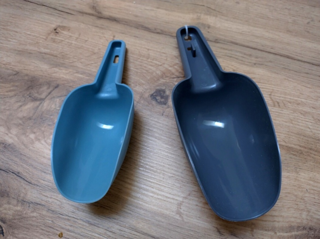 dve NOVE plastove lopatky CENA SPOLU - 4