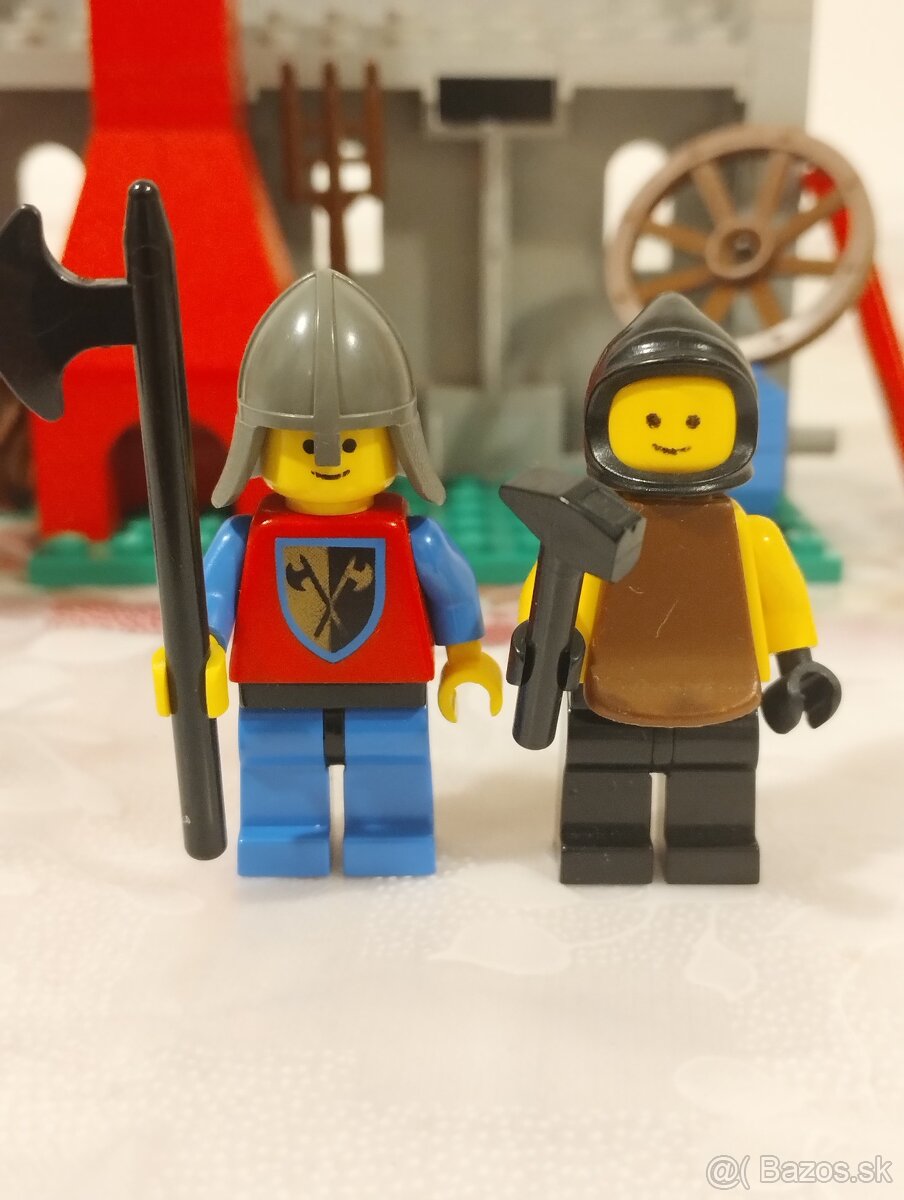 LEGO Castle 6040 Blacksmith Shop - 4