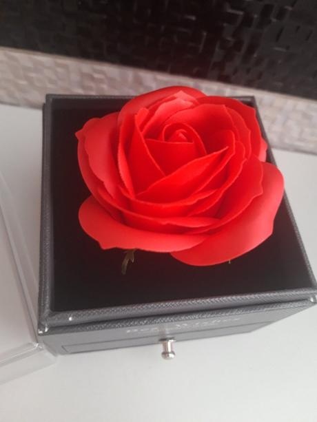 Luxusná krabička s 1 ružičkou a šufkíčkom - 4