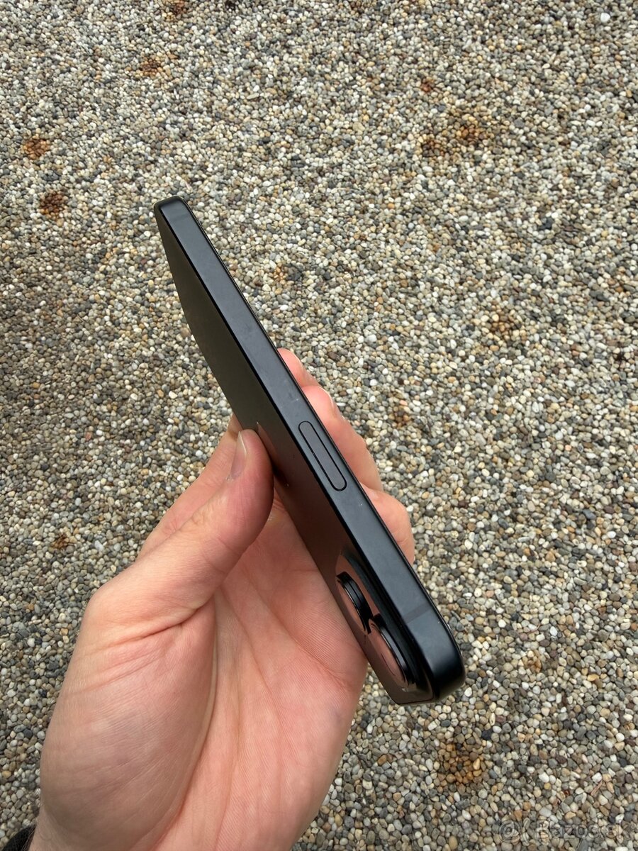 IPhone 15 - baterie 90% - 4