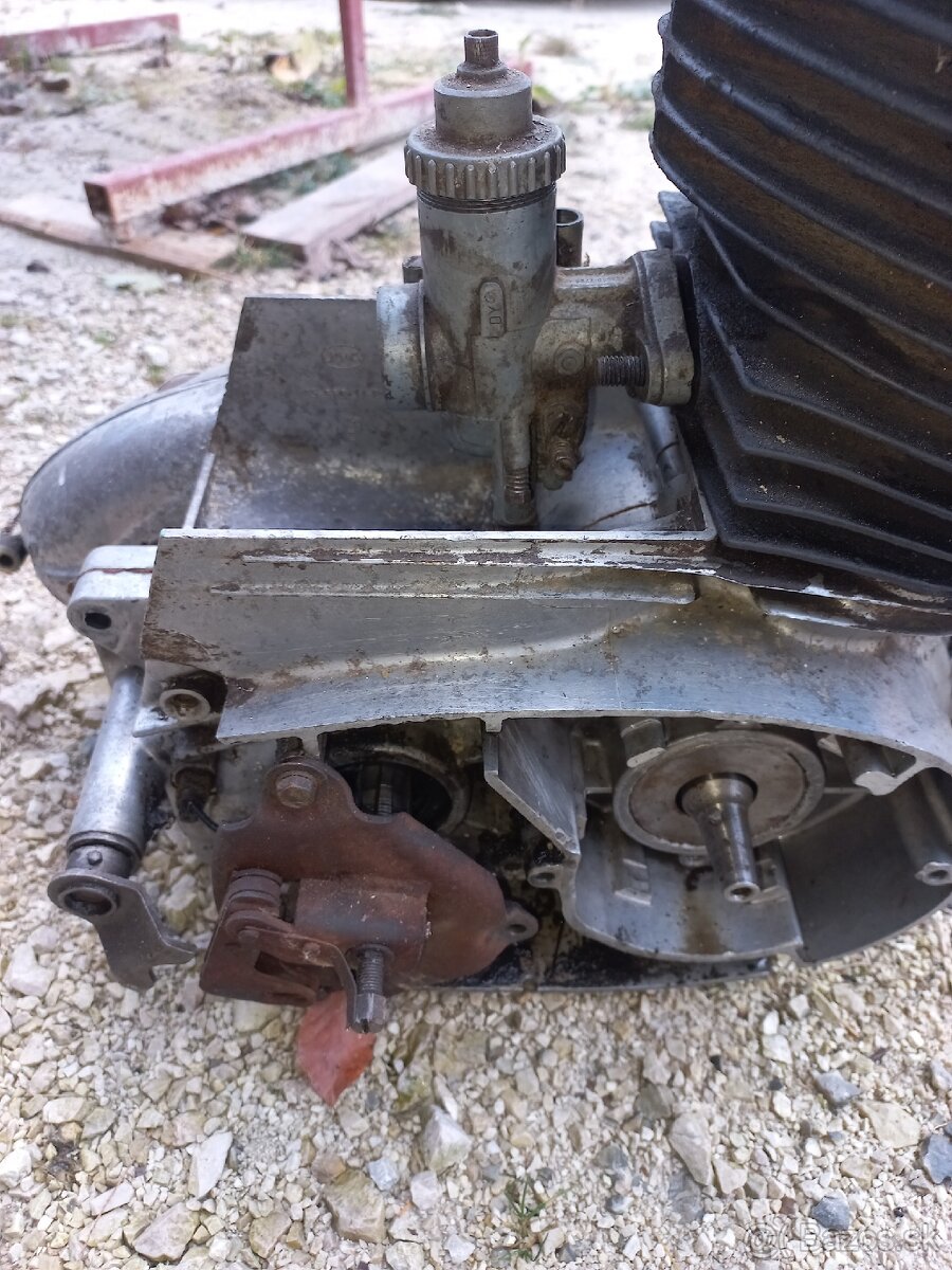 Motor jawa 250 559 - 4